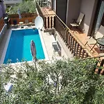 Pool Julia * Ζαντάρ