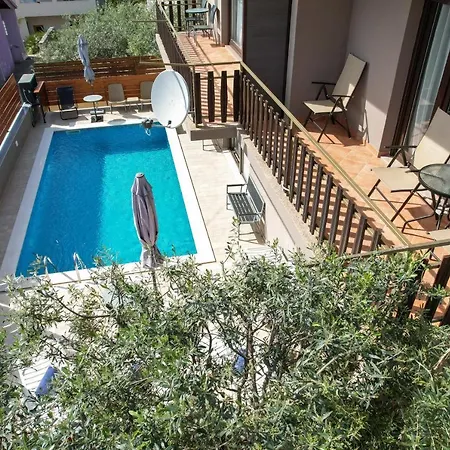 Pool Julia * Ζαντάρ