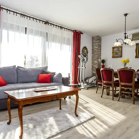 Pool Julia Apartment