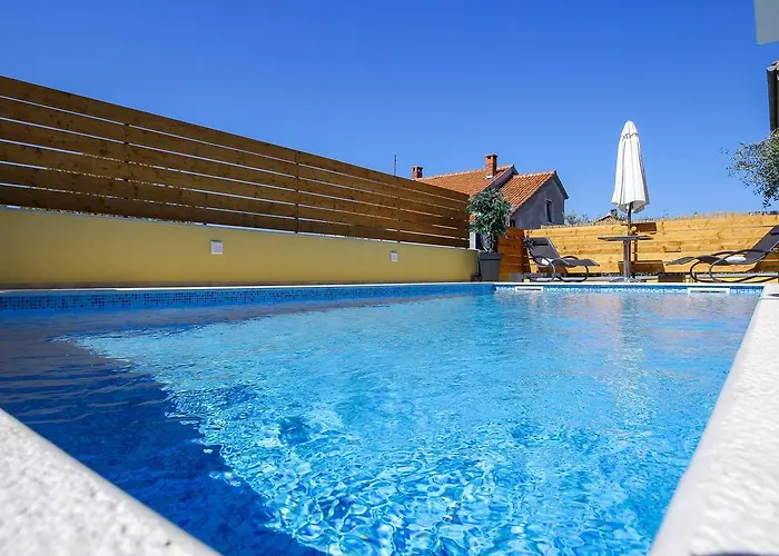 Pool Julia Apartment