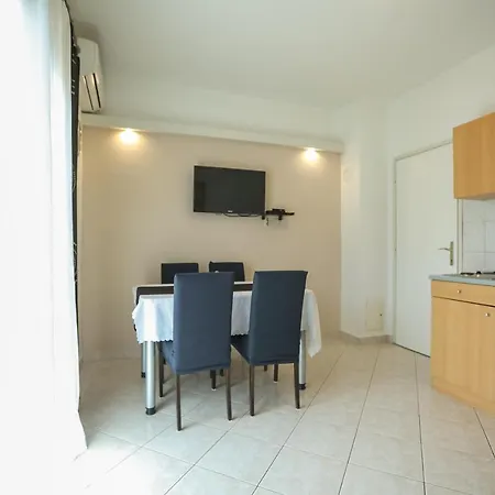 Appartamento Pool Julia Zara