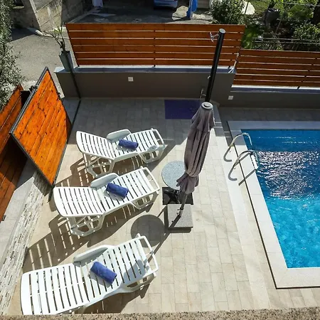 Pool Julia Lejlighed *