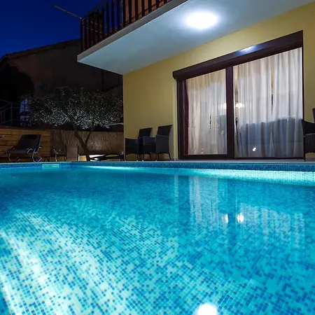 Apartment Pool Julia
