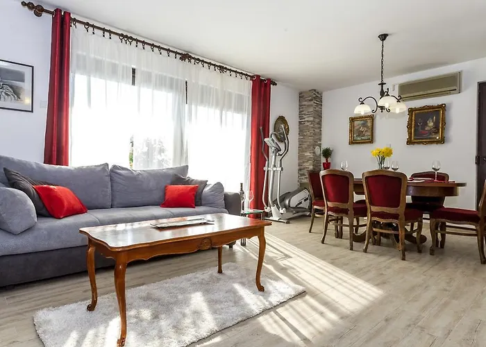 Pool Julia Lägenhet